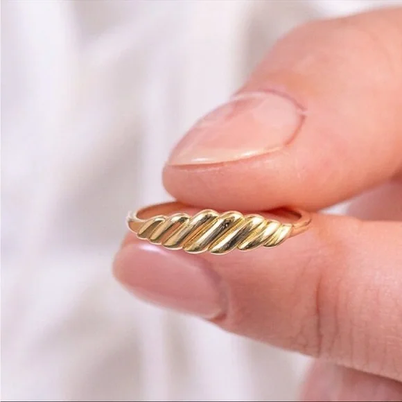 Solid 14K Yellow Gold Croissant Ring - 9 - Picture 4 of 6